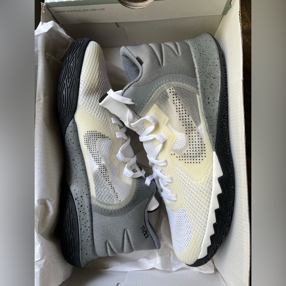 Nike Kyrie Flytrap V (GS) size 6.5Y - Picture 1 of 7